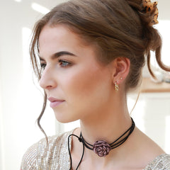 Gargantilla flor rosa negra