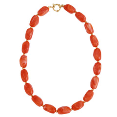 Le collier en or est orange.