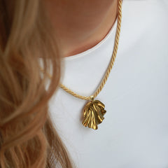 Statement-Kette mit goldener Muschel