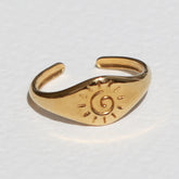 Goldener Ring mit Sonnenstrahl