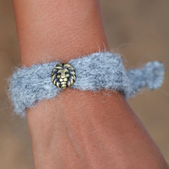 Armband flauschiger Löwe grau