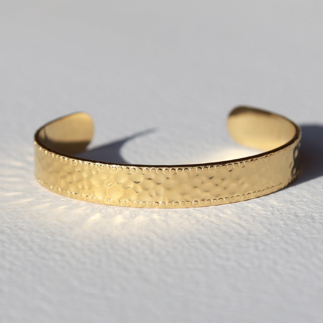 Armreif aus gehämmertem Gold