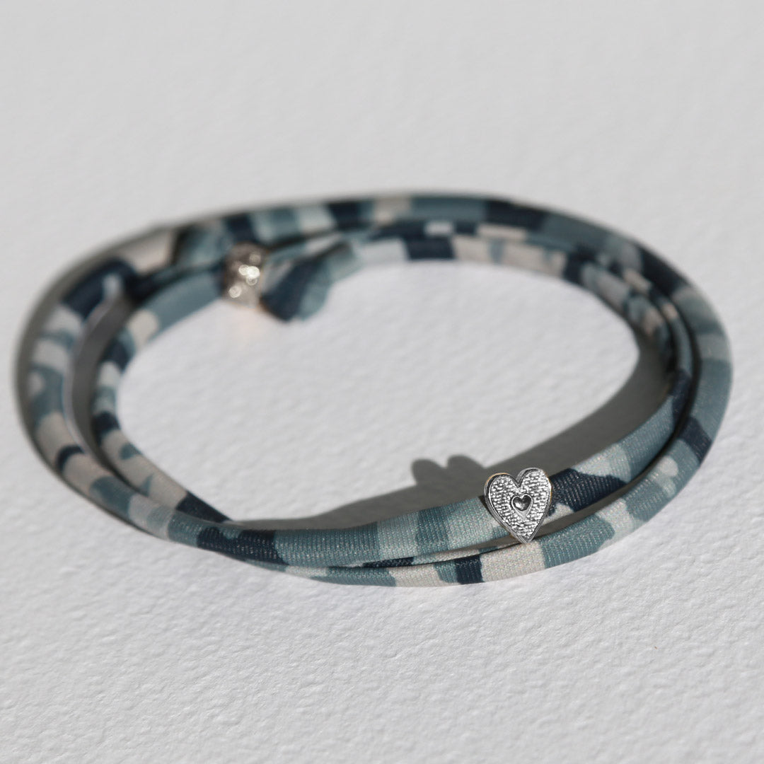 Camouflage armband hart zilver