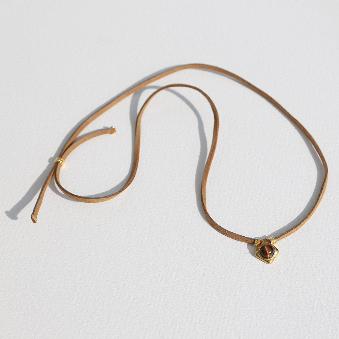 Suède choker tigereye