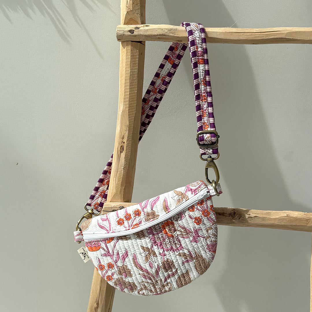 Umhängetasche mit Blumenmuster weiß