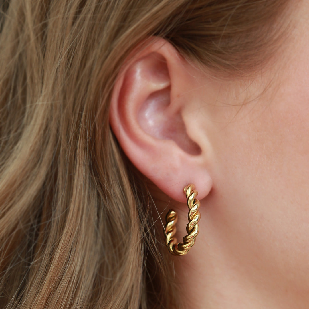 Gouden oorbellen twisted hoops