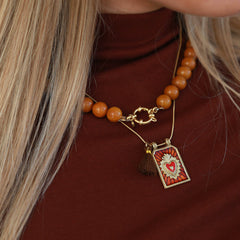 Gold necklace tableau cognac