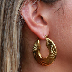 Gouden oorbellen flat lines