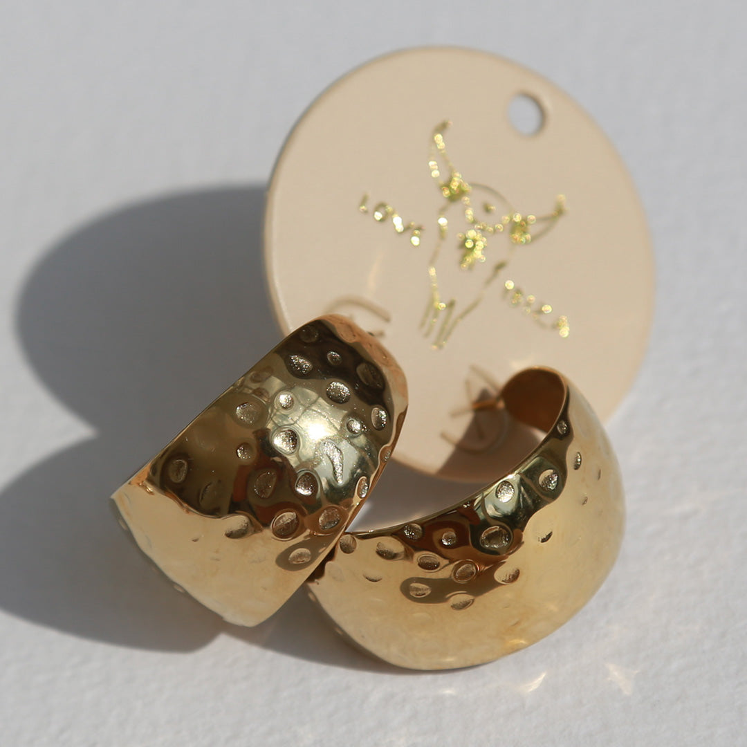 Goldene Ohrringe ein ausdrucksstarkes Statement
