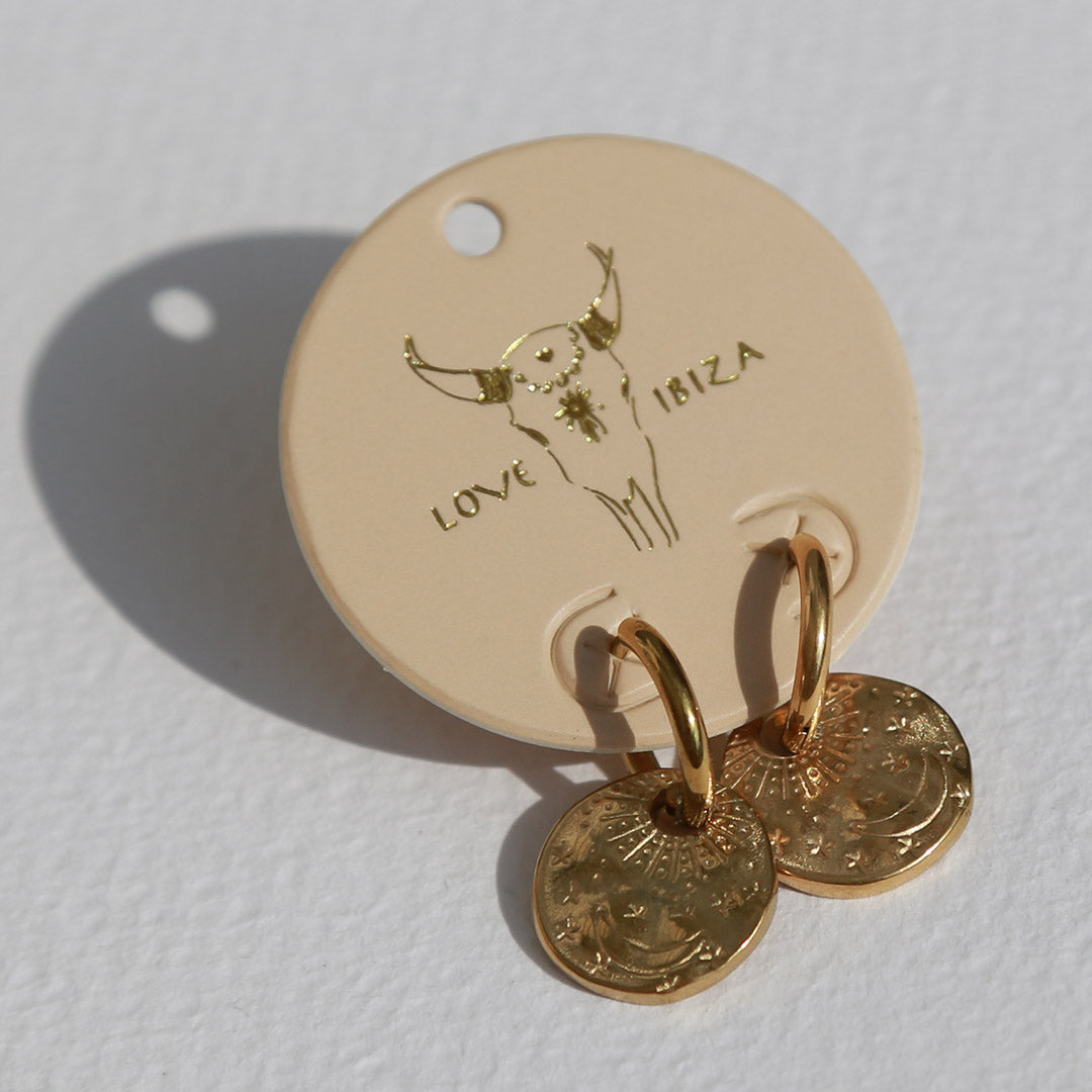 Goldene Ohrringe mit Sonne, Mond und Sternen