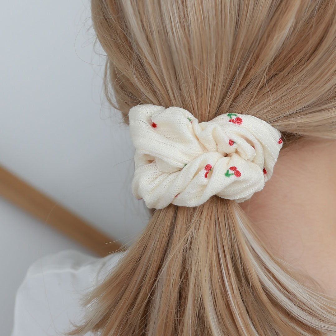 Scrunchie cherry cream
