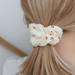 Scrunchie cherry cream