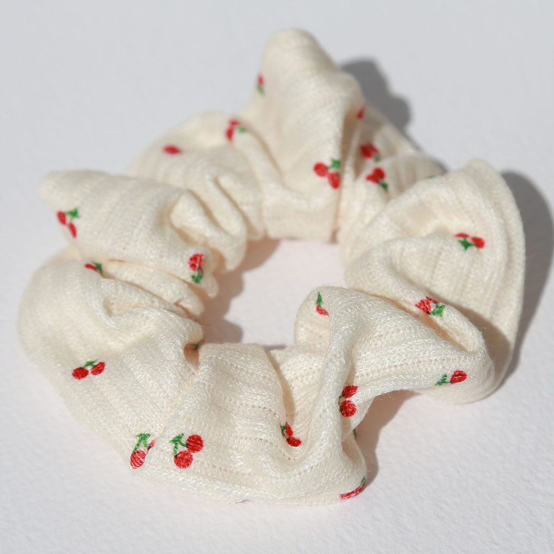 Scrunchie cherry cream