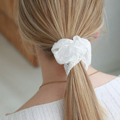 Scrunchie embroidery white