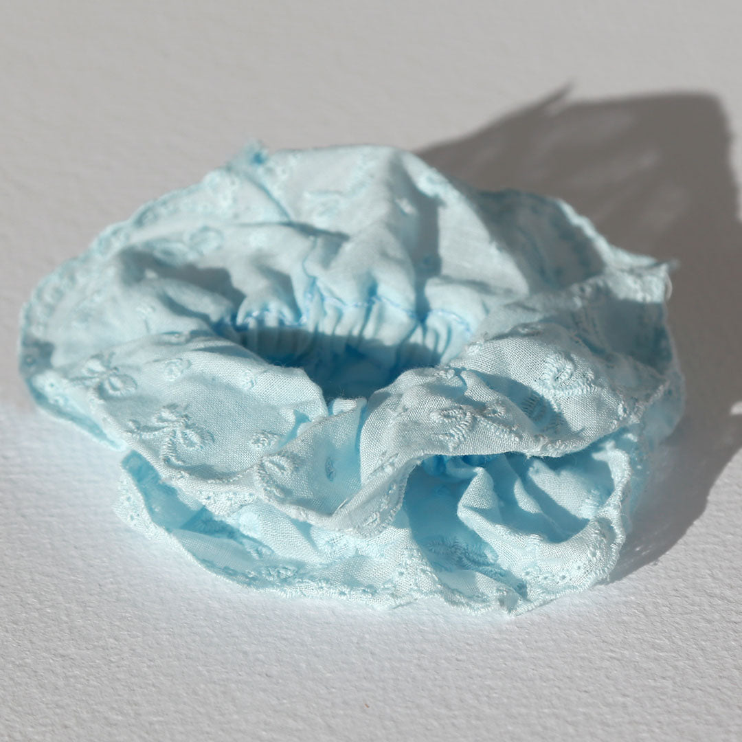 Scrunchie broderie blauw