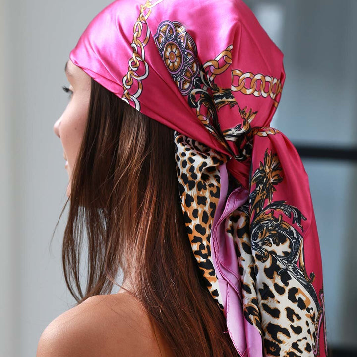 Satijnen bandana sjaal leo chain hot pink