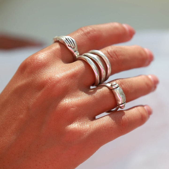 Ring hands silver