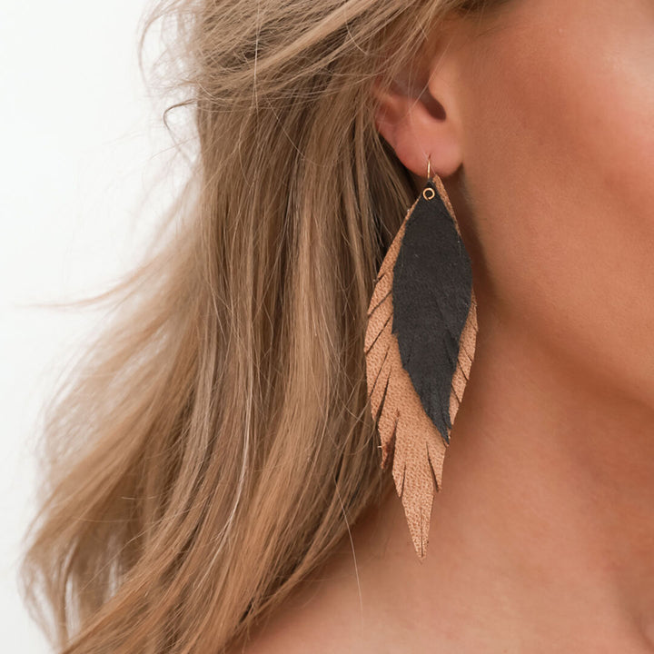 Boucles d'oreilles bohème plume camel noir