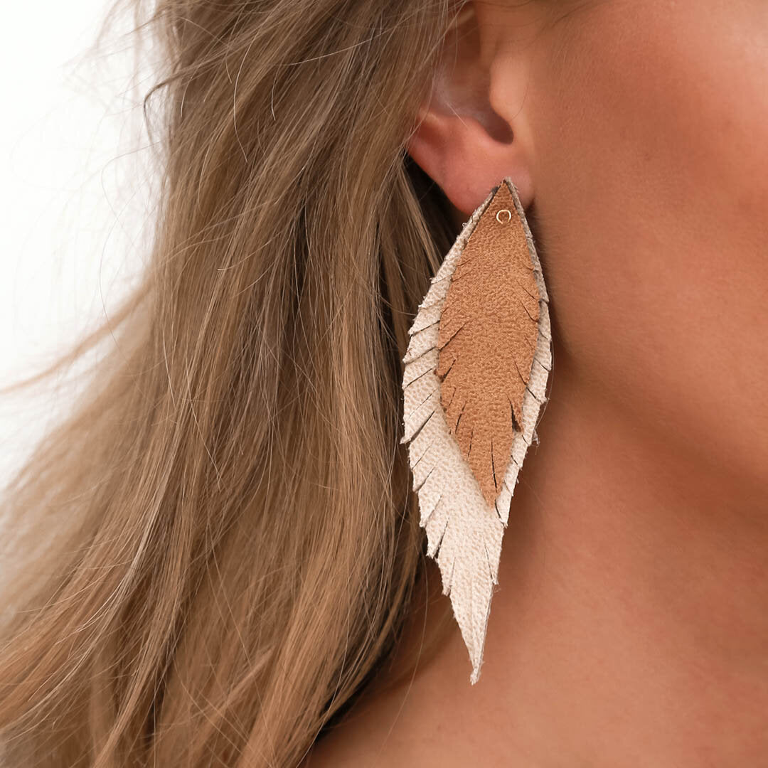 Oorbellen bohemian feather sand camel