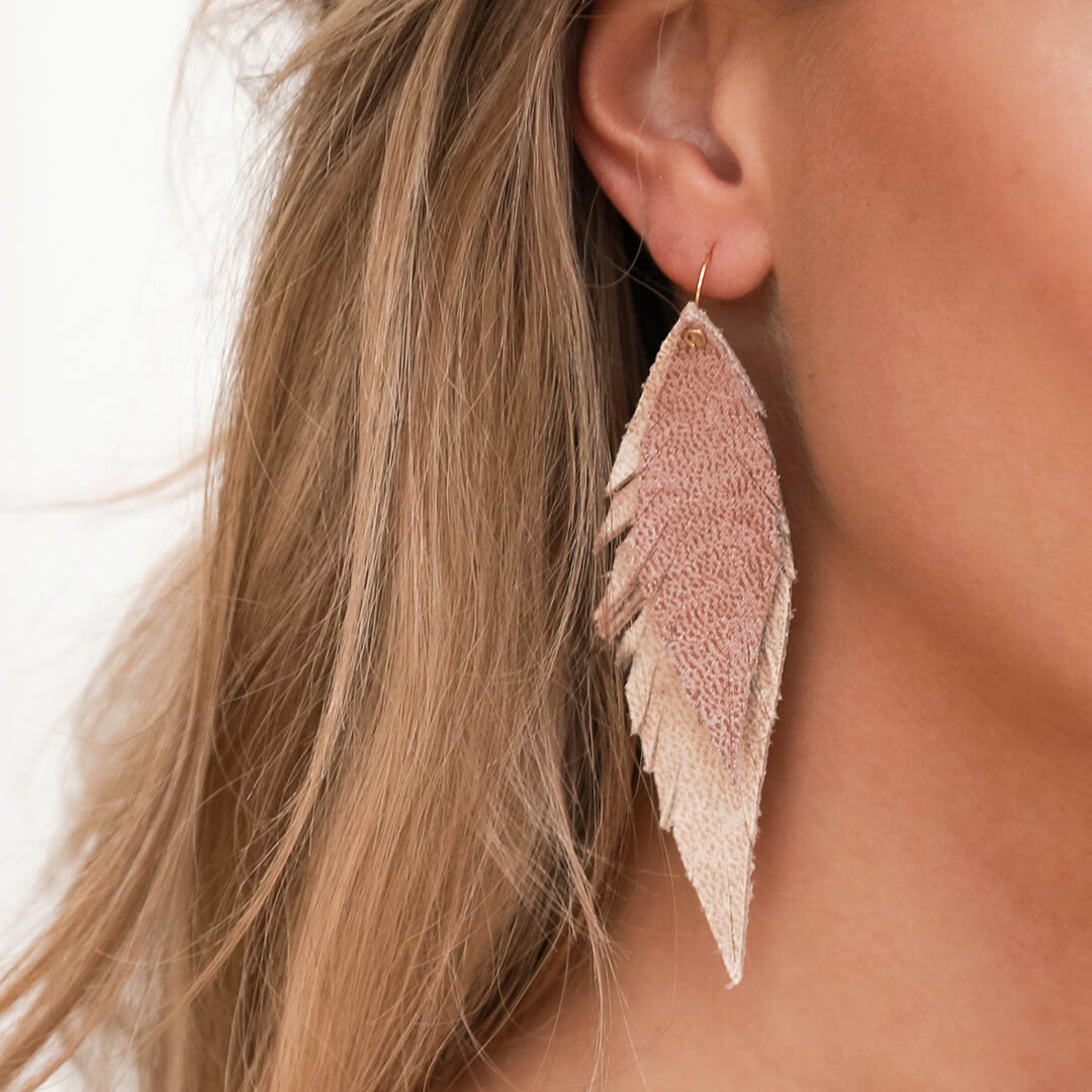 Boucles d'oreilles bohème plume beige rose