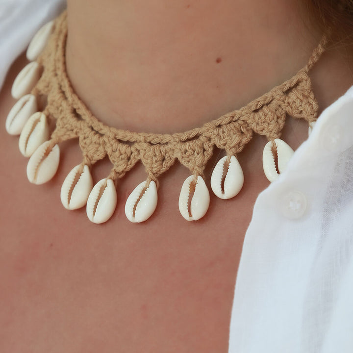 Macramé shell necklace beige